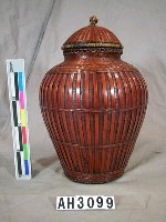 藏品(有頸陶器外編竹籃)的圖片